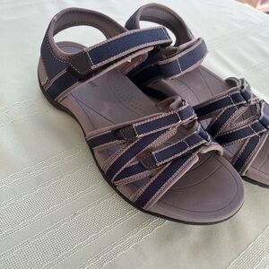 Dream Pairs Navy and Taupe Comfort Strappy Sandals size 8